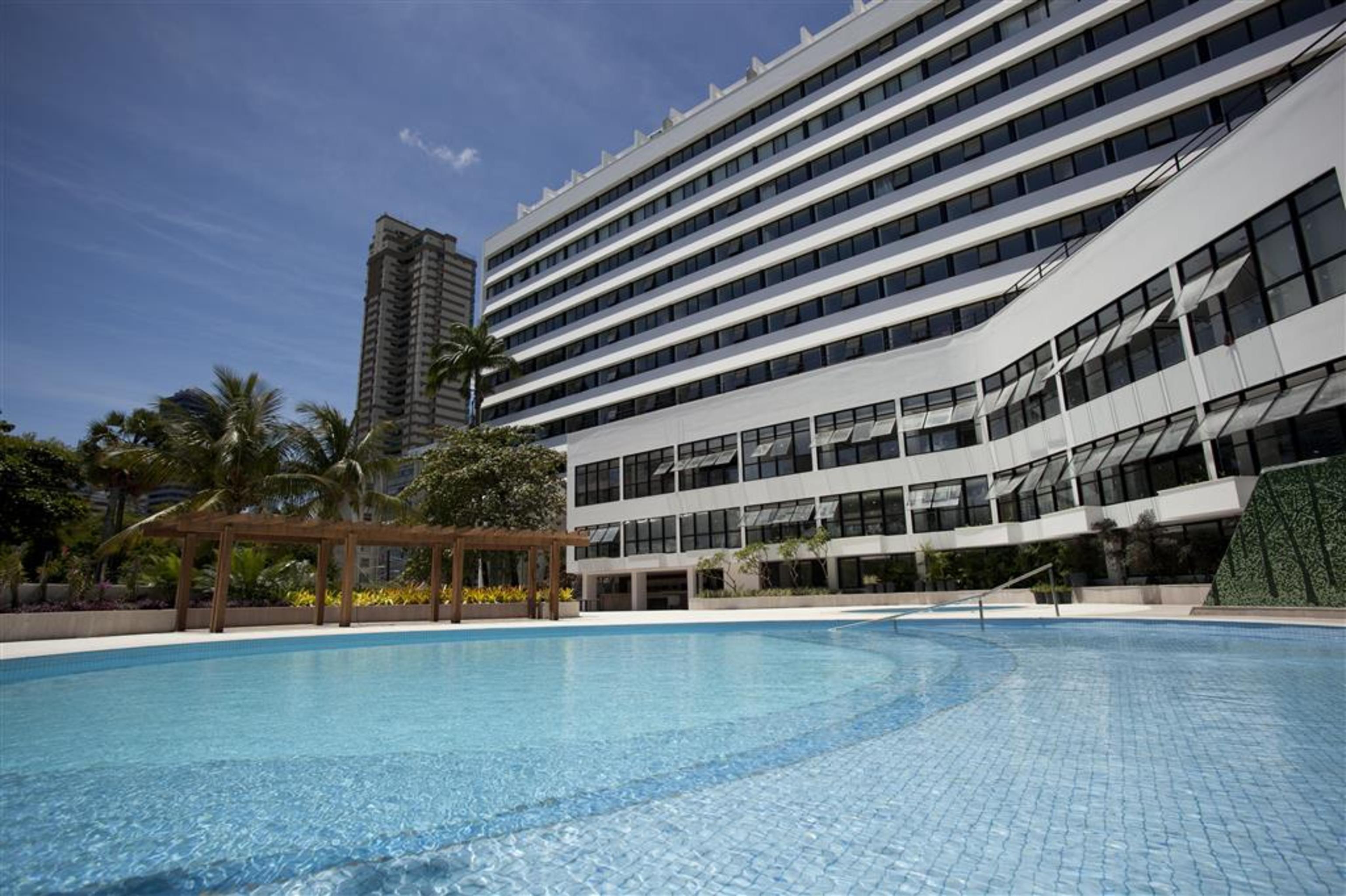 Wish Hotel Da Bahia Салвадор Екстериор снимка The hotel's swimming pool