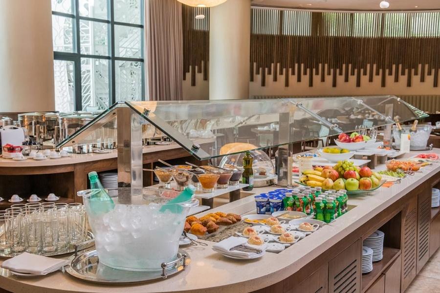 Wish Hotel Da Bahia Салвадор Екстериор снимка A buffet at a hotel