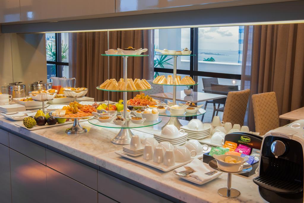 Wish Hotel Da Bahia Салвадор Екстериор снимка A buffet at a hotel